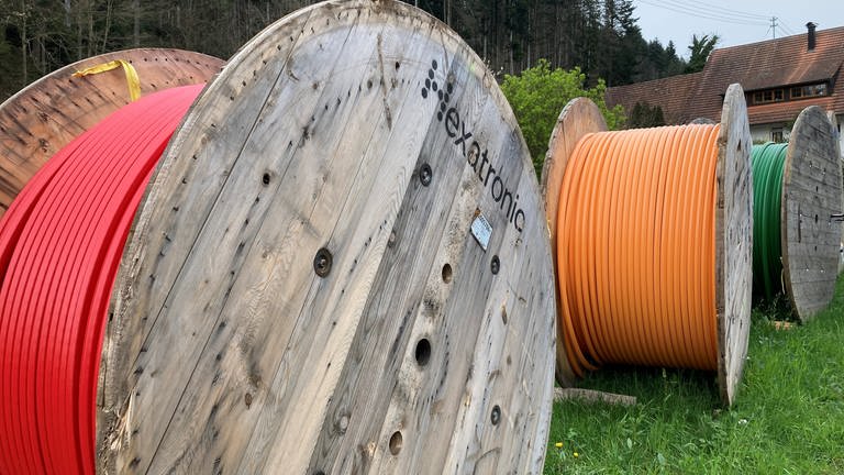 Im Schwarzwald wird es bunter - dank Ausbau des Glasfasernetzes im Ortenaukreis. Dass die Kabel ausgerechnet in den Ampelfarben rot-gelb-grün anrollen, ist allerdings reiner Zufall. Gesehen von Andreas Waetzel bei Gengenbach.  (Foto: SWR, Andreas Waetzel)