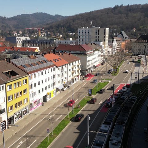 Der Friedrichring in Freiburg: Die breite Durchgangsstraße steht wohl in keinem Reiseführer, dennoch lohnt sich ein Besuch. (Foto: SWR)