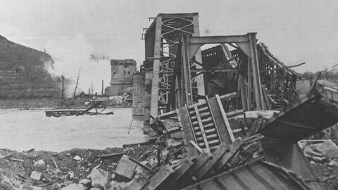 Die Zugstrecke am Rhein wurde im Zweiten Weltkrieg zerstört und soll nun wieder auf der Rheinbrücke errichtet werden.