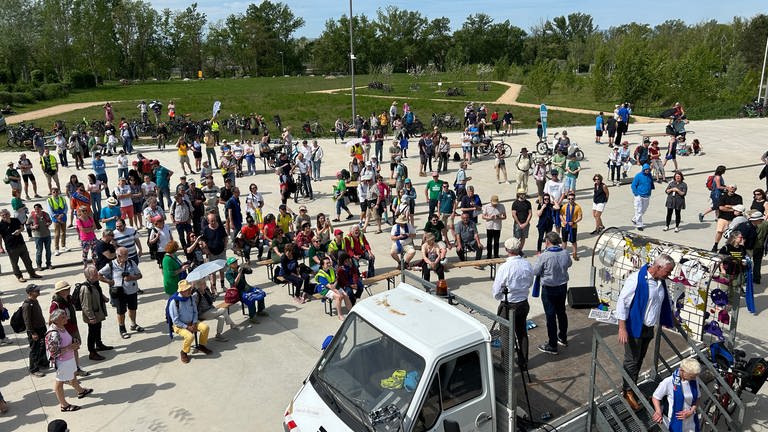 Bei der Kundgebung auf der Rheininsel vor dem Kulturzentrum Art'Rhena waren laut Polizei rund 700 Personen anwesend.