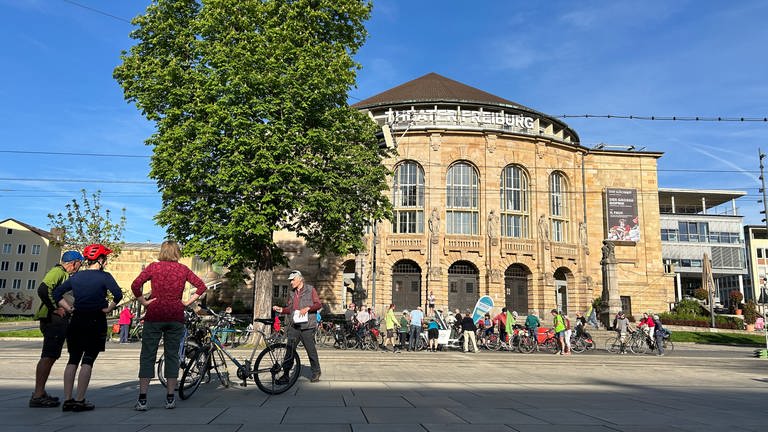Treffpunkt für die Fahrradtour war am Theater Freiburg.