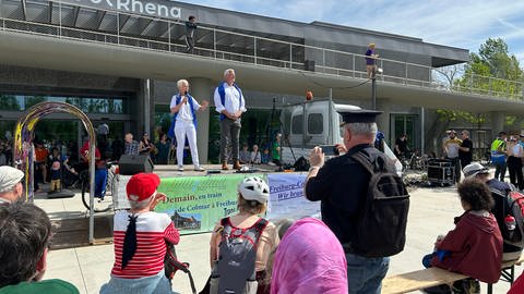 Politikerin Brigitte Klinkert auf der Kundgebung zur Zugstrecke Colmar-Breisach