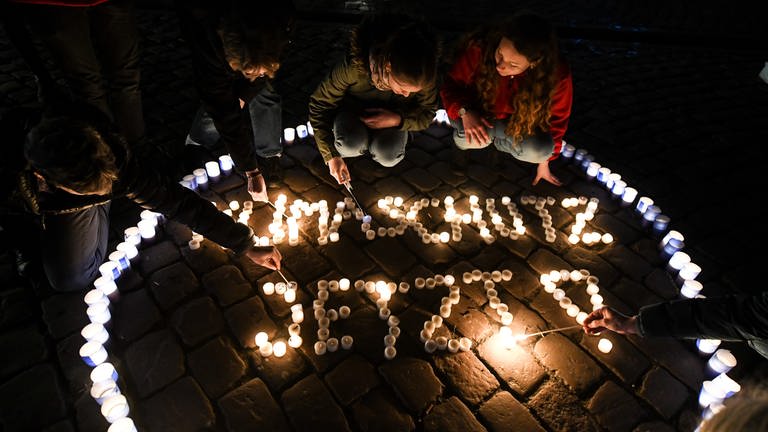 Freiburger Jugendliche zünden bei der Klimaschutzaktion "Earth Hour" Kerzen an (Archivbild)