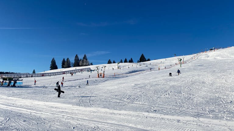 Die ersten Skifahrer und Snowboarder tummeln sich am Feldberg.