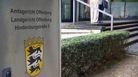 Ein Schild vor einem Gebäude mit der Aufschrift Amtsgericht und Landgericht Offenburg (Foto: SWR)