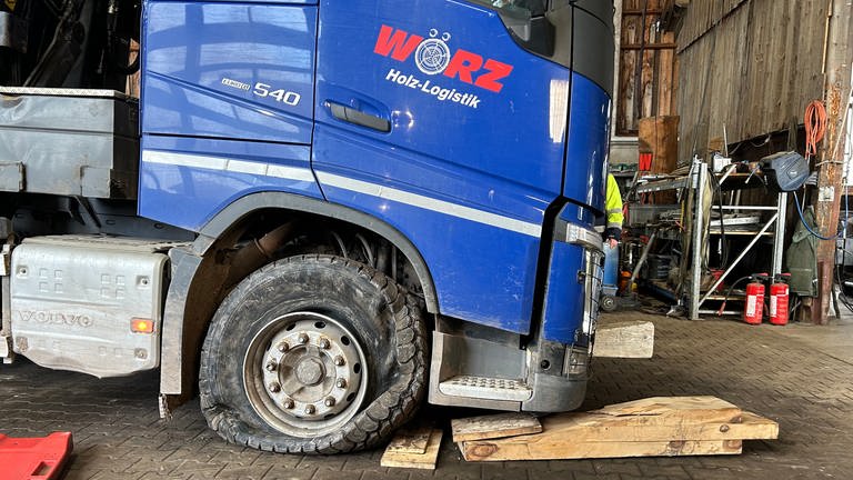 Die Zerstörung etwa 60 Lastwagenreifen in Bonndorf im Kreis Waldshut ist ein gezielter Angriff auf die betroffene Firma gewesen. Davon geht die Polizei in Waldshut-Tiengen aus. Sie hat die Ermittlungen aufgenommen. (Foto: SWR, Petra Jehle)