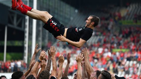 Julian Schuster wird nach seinem letzten Spiel im Dreisamstadion gefeiert (Foto: picture-alliance / Reportdienste, Picture Alliance)