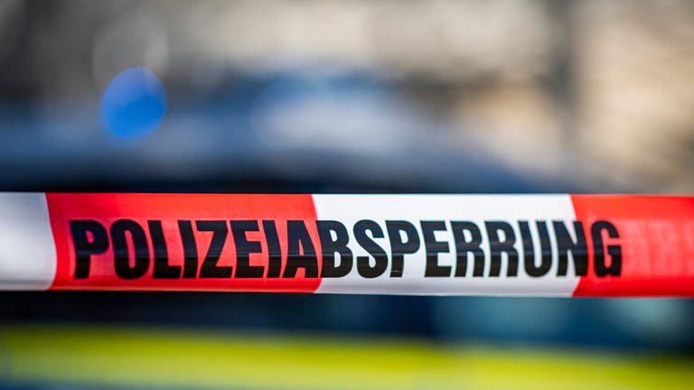 Eine Absperrung der Polizei (Symbolfoto) Im Landkreis Waldshut sind drei Menschen getötet worden (Foto: dpa Bildfunk, David Inderlied (Symbolfoto) )