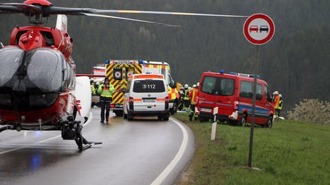 Großeinsatz nach einem Unfall auf der B31 bei Löffingen. (Foto: Kamera24)