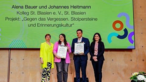 Johannes Heitmann (2.v.r) und Alena Bauer (2.v.l) vom Kolleg St. Blasien ausgezeichnet (Foto: dpa Bildfunk, Christoph Soeder)