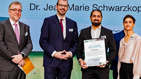 Harmeet Dawan (2.v.r) von der Mathilde-Planck-Schule Ludwigsburg ausgezeichnet