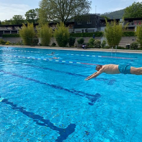 Freiburgs Finanz- und Ordnungsbürgermeister, zu dessen Ressorts auch Sport gehört, war einer der ersten Badegäste beim Saisonstart des Freiburger Strandbads 2024. 