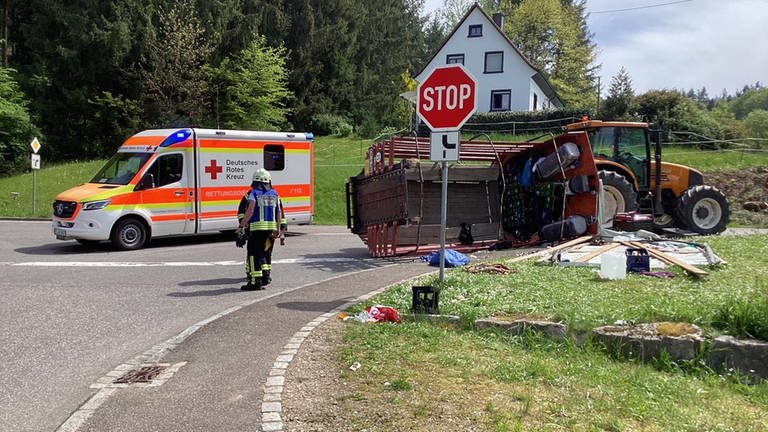 Unfall mit Maiwagen in Kandern im Kreis Lörrach (Foto: SWR, Foto: Freiwillige Feuerwehr Kandern)
