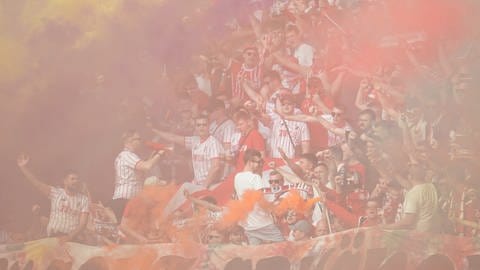 Freiburgs Fans zünden Rauchbomben. (Foto: dpa Bildfunk, picture alliance/dpa | Uwe Anspach)