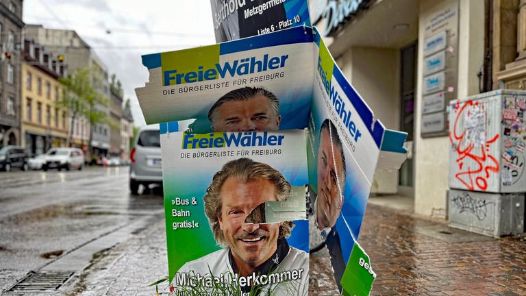 zerstörte Wahlplakate in Freiburg