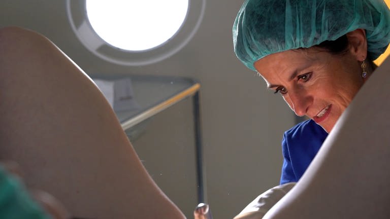 Eizellpunktion in einer Kinderwunschpraxis in Tübingen: Ärztin entnimmt einer Patientinin mit Kinderwunsch in einer OP mehrere Eizellen. (Foto: SWR)
