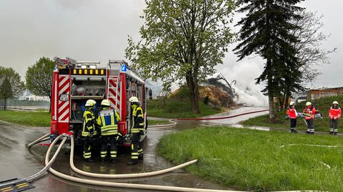 Ein Pferdehof brennt in Ofterdingen (Kreis Tübingen). Die Feuerwehr und andere Einsatzkräfte sind ausgerückt.  (Foto: SWR, Neumann, Matthias)