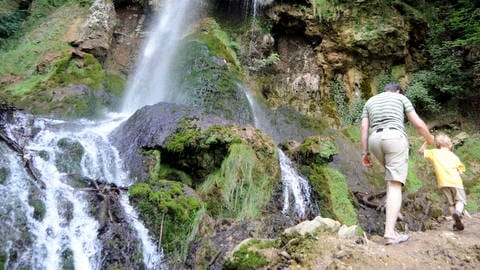 Wasserfall in Bad Urach (Foto: picture-alliance / Reportdienste, Bernd Weißbrod, dpa)