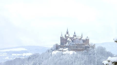 Burg Hohenzollern im Schnee (Foto: SWR, Burg Hohenzollern, Roland Beck PR & Medien)