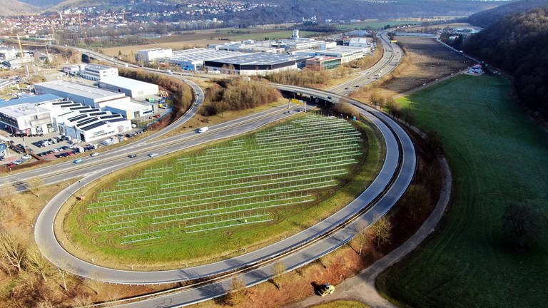 Die Errichtung des Solarparks "Traufwiesen" am Rande der Bundesstraße B27 in Tübingen läuft. Er erstreckt sich von der Auffahrt auf die B27 in Richtung Stuttgart bis zu den sogenannten "Lustnauer Ohren", die im Hintergrund noch zu sehen sind.