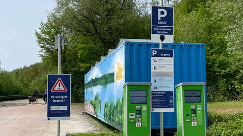 Der Ärger um "Wucherpreise" hat ein Ende: Ab jetzt kann man am Baggersee Kirchentellinsfurt stundenweise parken. Ein neues System scannt die Kennzeichen.  (Foto: SWR)