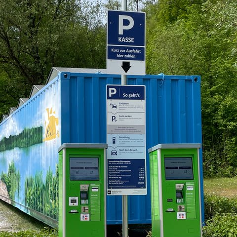 Der Ärger um "Wucherpreise" hat ein Ende: Ab jetzt kann man am Baggersee Kirchentellinsfurt stundenweise parken. Ein neues System scannt die Kennzeichen.  (Foto: SWR)