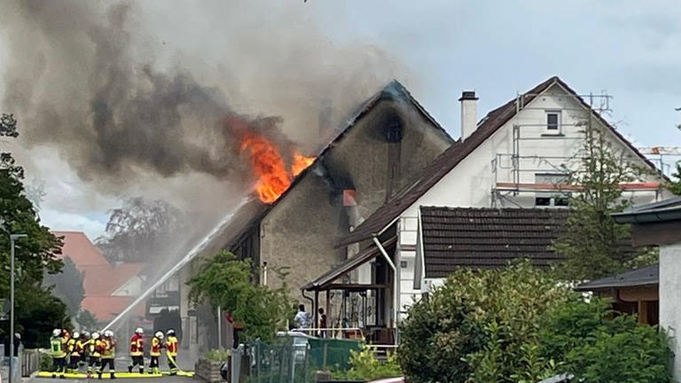 Haus mit angebauter Scheune brannte in Rottenburg-Ergenzingen: Über 150 Feuerwehrleute der Rottenburger Feuerwehr waren im Einsatz, um das Feuer unter Kontrolle zu bringen und ein Übergreifen auf nahestehende Gebäude zu verhindern. Deren Bewohner wurden sicherheitshalber evakuiert. An der Brandstelle selbst wurde niemand verletzt. 