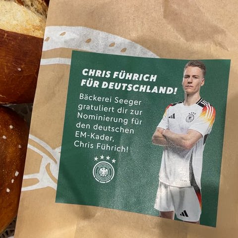 DFB Nationalspieler Chris Führich auf den Bäckertüten von Bäckerei Seeger in Nagold