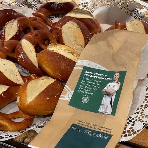 Bäckerei Seeger klebt Sticker von Chris Führich auf ihre Bäckertüten