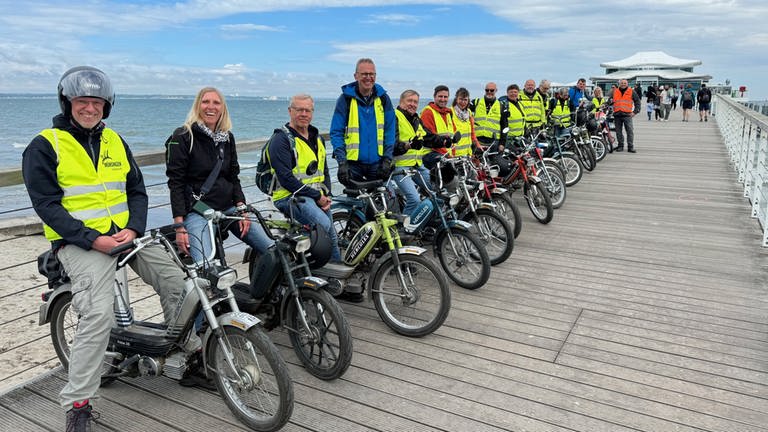 Die Mofa-Fahrerinnen und -Fahrer sind nach elf Tagen im Sattel quer durch Deutschland am Timmendorfer Strand angekommen.