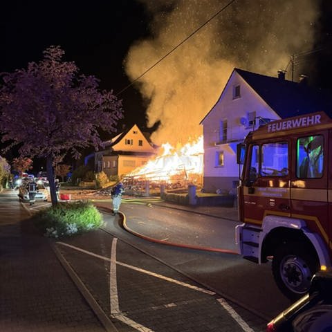 Nach einer Explosion und einem lauten Knall brennt das Haus eines 82-jährigen Mannes in Spaichingen lichterloh. Die Feuerwehr kann nur noch löschen. 