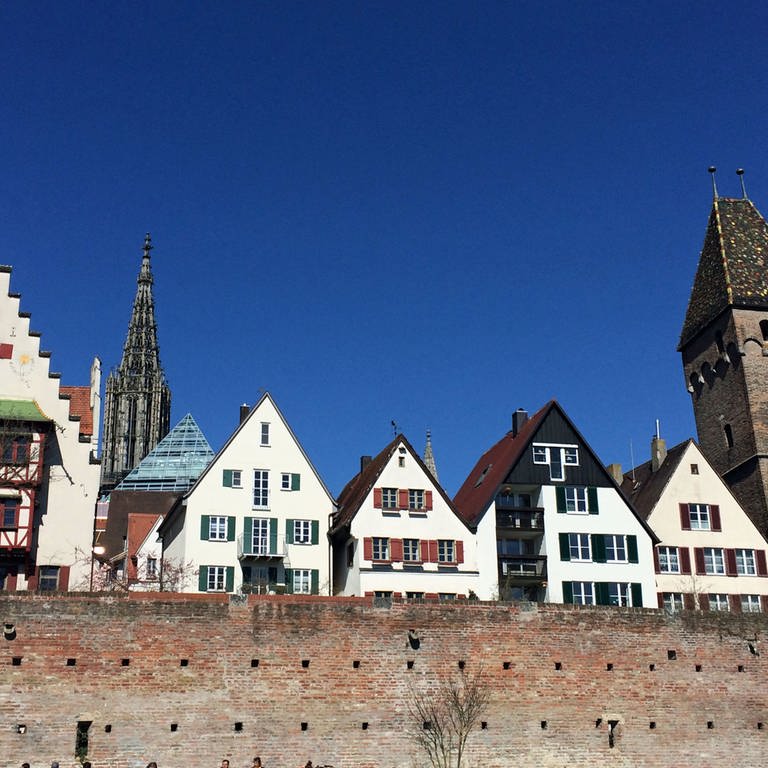 Frühlingshimmel über Münster, Metzgerturm und Stadtmauer (Foto: SWR, Angelika Endriss-Zorn)