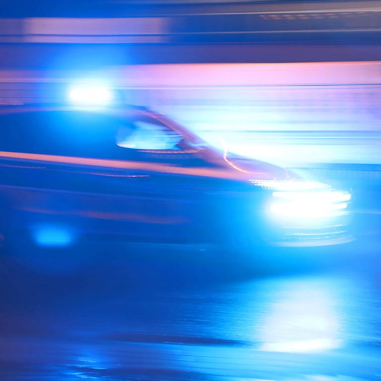 Ein Polizeifahrzeug fährt zu einem Einsatz (Symbolbild) (Foto: IMAGO, Maximilian Koch)