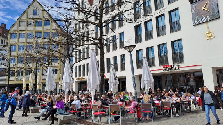 Sonnenplätze -heißbegehrt! Bei fast schon sommerlichen Temperaturen genießen viele in Ulm den Kaffee am Münsterplatz im Freien (Foto: SWR, Torsten Blümke)