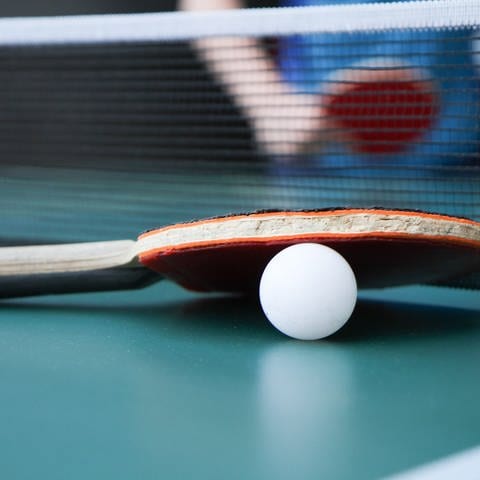 Tischtennisschläger und Ball auf einer Tischtennisplatte (Foto: dpa Bildfunk, picture alliance  Eibner-Pressefoto  Fleig  Eibner-Pressefoto)