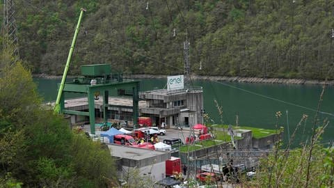 Blick auf das Wasserkraftwerk: Unter den nach einer Explosion in einem norditalienischen Wasserkraftwerk vermissten Menschen ist auch ein Mitarbeiter des Heidenheimer Unternehmens Voith Hydro. (Foto: dpa Bildfunk, picture alliance/dpa/AP | Antonio Calanni)