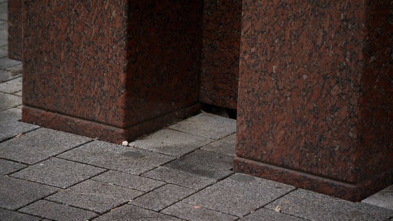 Einstein-Denkmal von Max Bill in Ulm: Die beiden unteren Granit-Blöcke sind fast völlig im Boden vergraben