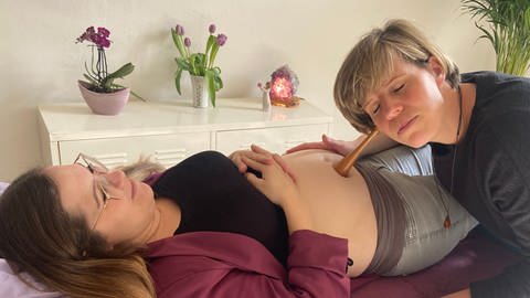 Hebamme Ines Paschke vom Geburtshaus Ulm untersucht eine Schwangere mit dem Hörrohr.  (Foto: SWR, Anita Schlesak)