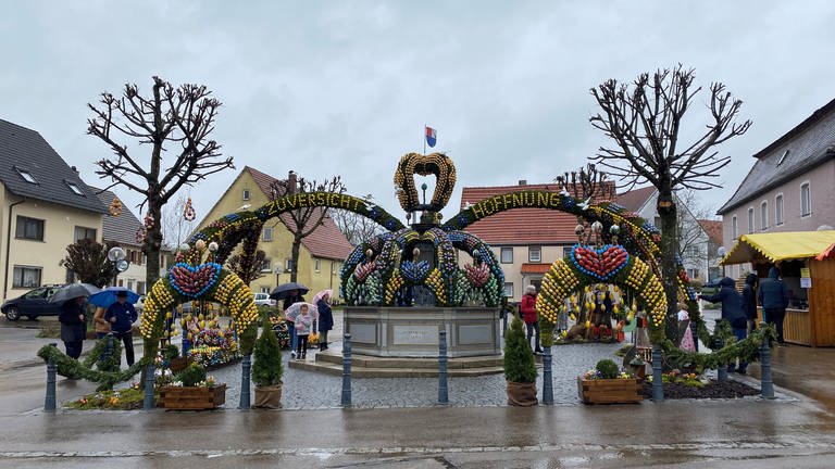 Graues und nasses Wetter herrschte am Samstag bei der Eröffnung des 21. Osterbrunnens in Schechingen im Ostalbkreis. (Foto: SWR, Maja Nötzel)