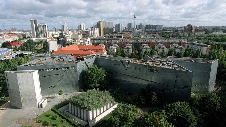 Das Jüdische Museum in Berlin. Der Bau des US-Stararchitekten Daniel Libeskind erinnert in seiner Form an einen zerschlagenen David-Stern. Ein Jahr nach der Eröffnung seiner ständigen Ausstellung ist das Museum der Publikumsrenner unter den Kulturtempeln der Hauptstadt.