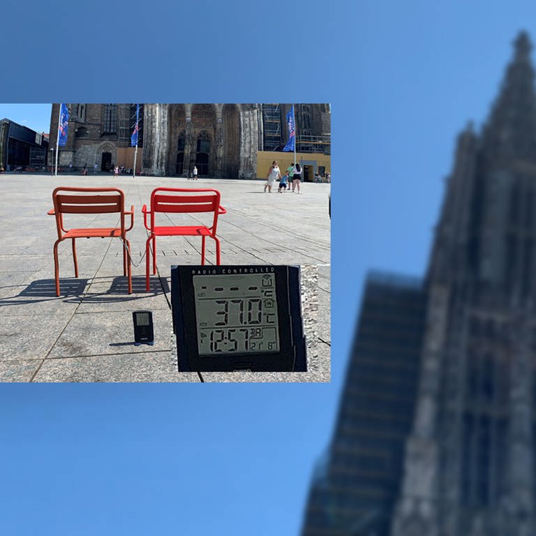 Ein vor dem Ulmer Münster aufgestelltes Thermometer zeigt kurz vor 12 Uhr 37 Grad Celsius.