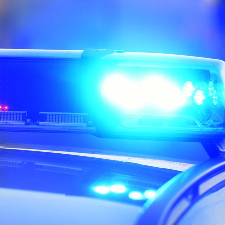 Polizeiauto mit Blaulicht und dem Schriftzug "Unfall": Bei einem Unfall auf der A7 auf Höhe GiengenHerbrechtingen ist ein Taxi in einen Falschfahrer geprallt. Der Taxifahrer kam ums Leben. (Symbolbild)
