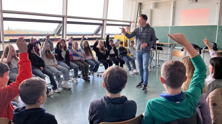 Sozialtrainer in Ausbildung, Daniel Reinhard, spricht vor der 5c des Albert-Schweizer-Gymnasiums in Laichingen. Übungen mit der Klassengemeinschaft sind für den Zusammenhalt wichtig.