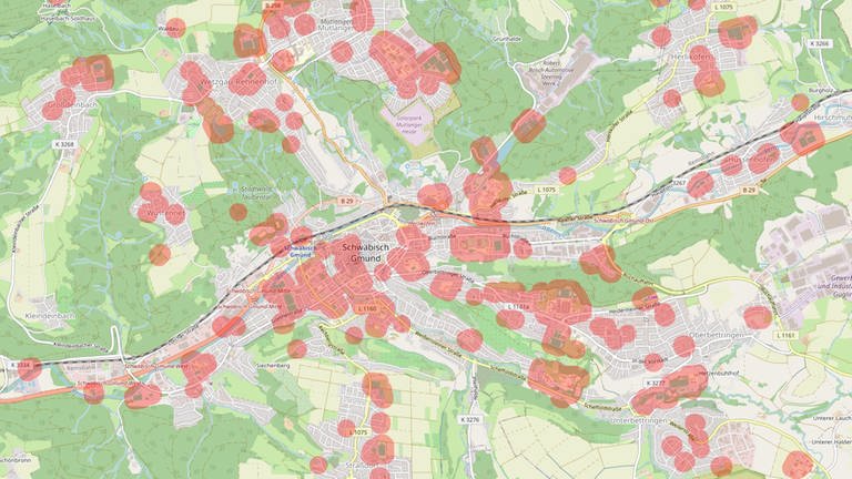 Eine Karte von Schwäbisch Gmünd, auf der mit roten Kreisen eingezeichnet ist an welchen Orten man Cannabis nicht konsumieren darf. (Foto: Bubatzkarte / OpenStreetMap)
