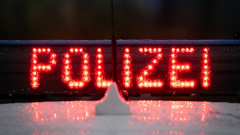 "Polizei"-Leuchtschriftzug auf dem Dach eines Polizeiautos: Am Samstagvormittag hat es einen SEK-Einsatz der Polizei in Böbingen an der Rems (Ostalbkreis) gegeben.  (Foto: dpa Bildfunk, picture alliance/dpa | Soeren Stache)