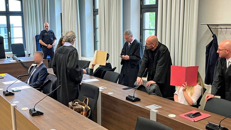 Die drei Verurteilten im Prozess zum Doppelmord in Altenstadt umringt von ihren Anwälten. Das Ehepaar bekam jeweils lebenslänglich. Der Mitangeklagte wurde zu einer mehrjährigen Haftstrafe verurteilt.