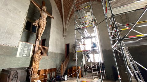 Drei Jahre lang waren sie nicht zu sehen, jetzt werden sie wieder aufgehängt, die Bleiglasfenster in der Christuskammer im Südturm des Ulmer Münsters.
