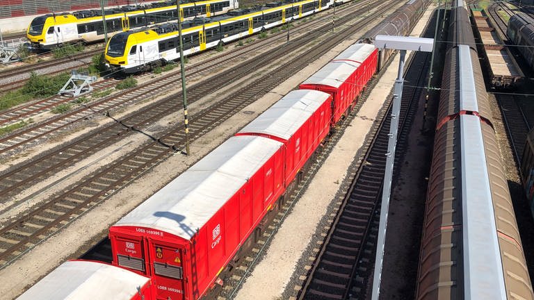 Die roten Züge der DB Cargo stehen am Bahnhof in Aalen noch immer und stinken mit dem Abfall der Papierfirma Palm vor sich hin. 