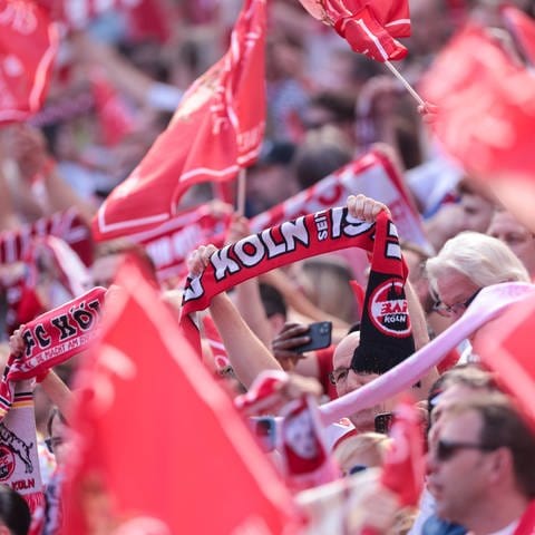 In Fanportalen der Kölner wurde dazu aufgerufen, die Mannschaft möglichst zahlreich zu begleiten.