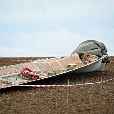Die Reste eines 40 Meter langen und tonnenschwere Windradflügels liegen auf einem Feld. Jetzt steht die Ursache des Vorfalls fest.